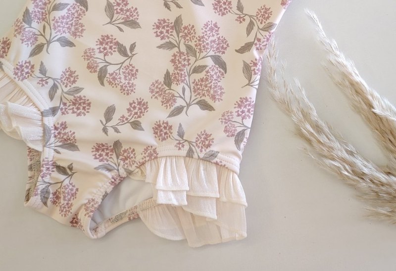 Traje de baño floral para bebé niña — hortensias