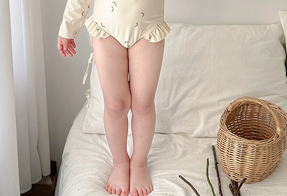 Traje de baño de manga larga para bebé — lunas crema