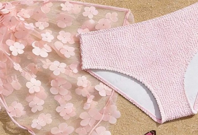 Conjunto bikini de canalé con pareo floral — rosa