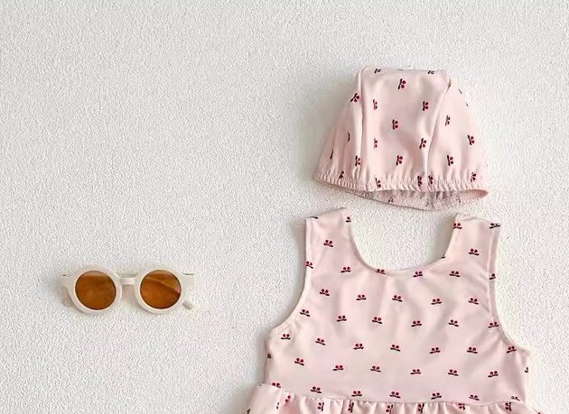 Conjunto tankini con gorro — estampado cereza